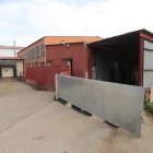 Instalaciones cerradas del matadero municipal de Toreno, donde 60.000 euros arreglarían las carencias.