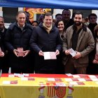 El presidente del PP de Castilla y León, Alfonso Fernández Mañueco, participa en el acto tradicional de conmemoración de la Constitución Española por parte de Nuevas Generaciones de Salamanca junto a su presidente provincial, Ángel Porras, y el presidente del PP salmantino, Carlos García Carbayo.
