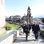Manuel Ángel Fernández Arias y Marco Morala a su llegada al Castillo delante de otros miembros de la Corporación.