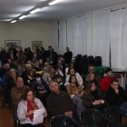 Asistentes a la reunión en las escuelas de Vidanes.