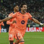 El delantero del Barcelona Ferrán Trorres (d) celebra tras marcar el segundo gol ante el Betis, durante el partido de LaLiga EA Sports que Real Betis y FC Barcelona disputan este sábado en el estadio de La Cartuja, en Sevilla. EFE/Julio Muñoz.
