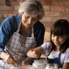 El taller “Cocina con tu abuelo”, una actividad gratuita dentro de la Feria de los Productos de León, permite a nietos y abuelos compartir recetas, tradición y cariño en un espacio lleno de sabor y memoria.
