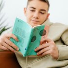 Imagen de recurso de un niño con un libro.