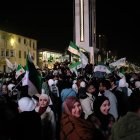 Cientos de personas se congregaron este sábado en varias zonas de Siria.