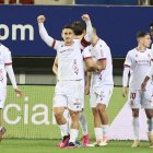 Manu Justo y el resto de sus compañeros celebran la victoria ante el Eibar en Ipurúa.