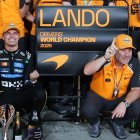 Lando Norris, a la izquierda, celebra con su equipo el título de campeón del mundo de F-1.