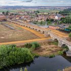 El Puente del Paso Honroso, con más de 20 arcos y casi 300 metros de longitud, es uno de los más emblemáticos del Camino de Santiago.