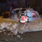 Intervención de los bomberos en el incendio del vehículo.