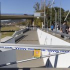 Cordón policial con la prohibición de paso al Parque Fluvial del Besós.