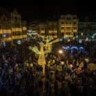 Vista general de la plaza Mayor de La Bañeza, iluminado por Navidad.