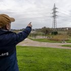 Felipe González, técnico de SEO/BirdLife señala un tendido peligroso para las aves en Cantabria.