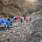 Vecinos de Peñalba de Santiago retiran restos del derrumbe de la carretera