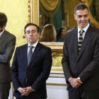 Pedro Sánchez, José Manuel Albares y Ernest Urtasun.