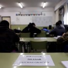 Un grupo de alumnos realiza una tarea durante una clase en su instituto.