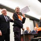 Fernando García pudo ponerse en pie para recibir su medalla y diploma de manos del concejal Álvaro Pola.