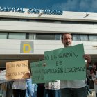 <p>Concentración de médicos llevada a cabo este miércoles en el Hospital de Can Misses de Ibiza, en la segunda de las cuatro jornadas de huelga nacional de médicos, facultativos y residentes convocada por la Confederación Española de Sindicatos Médicos (CESM) para rechazar el borrador del nuevo Estatuto Marco. EFE/ Sergio G. Cañizares</p>