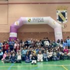 Foto de familia de todos los participantes en la jornada de inclusión celebrada en el pabellón Vicente López.