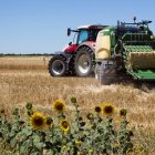 Un tractor trabaja una tierra de cultivo.