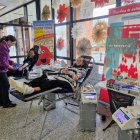 Dos personas en el maratón del Hospital El Bierzo, donando sangre por primera vez.