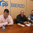 Canedo, en el centro, en la rueda de prensa celebrada hoy en la sede del PP en Ponferrada