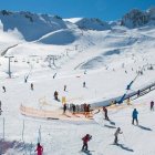 A solo 20 minutos de Casa Solle, la estación de San Isidro permite comenzar el año esquiando entre cumbres nevadas.