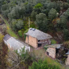 El pueblo donde Marc y Laia han iniciado su proyecto vital está rodeado de ruinas y naturaleza salvaje: una aldea olvidada en el corazón de El Bierzo.