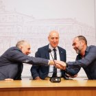 Sendino, Diez y el ingeniero leonés Alberto Pérez, autor de la nueva pasarela.