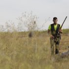 Un cazador con su perro en una jornada de actividad.