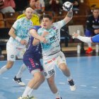 Eduardo Fernández anotó nueve goles de diez intentos demostrando su efectividad ante la portería del Balonmano Nava.