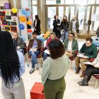 Dos alumnas presentan su proyecto al jurado.