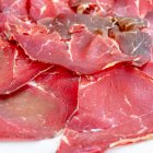 La cecina de vacuno, cortada en lonchas finas, aporta un sabor intenso y elegante a la ensalada propuesta por Arguiñano.