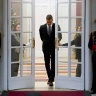 El presidente del Gobierno, Pedro Sánchez, sale a recibir al presidente de Palestina, Mahmoud Abbas, el miércoles en el Palacio de la Moncloa en Madrid