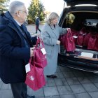 Las cenizas de los jesuitas son trasladadas en el coche fúnebre.