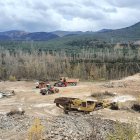 Maquinaria desplegada estos días para el remate de la restauración en la zona central de la cantera situada en Carucedo frente al mirador de Orellán.