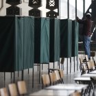 Una persona trabaja en los preparativos para la segunda vuelta presidencial en Chile.