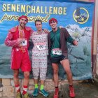 Podio masculino de la San Silvestre Montañera (izquierda), participantes ataviados con disfraces (centro) y ganadores femenino y masculino (derecha).