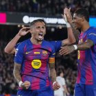 Raphinha celebra eufórico uno de sus goles ante Osasuna.