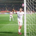 Manu Justo se lamenta tras su fallo en el penalti.