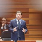 El presidente de la Junta, Alfonso Fernández Mañueco, durante el pleno de las Cortes.