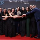 El equipo de la película 'Los Domingos' posa con el premio a Mejor largometraje de ficción en los Premios Forqué.