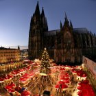 Un árbol de navidad sobresale entre los puestos del tradicional mercado navideño de la plaza Roncalli en Colonia,