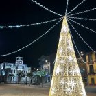 La decoración navideña ya luce en las calles.