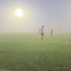 La niebla dificultó la visión en el tramo fianl del partido.
