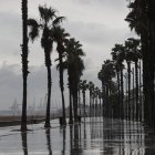 El desarrollo de tormentas en tierra esta tarde-noche de domingo y la próxima madrugada puede dar lugar al momento de más adversidad del episodio en zonas de aviso del litoral de Valencia. En la imagen el Puerto de Valéncia desde la playa de La Malvarrosa . EFE/Manuel Bruque.