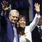 El presidente electo de Chile, el ultraderechista José Antonio Kast, saluda junto a su esposa, María Pía Adriasola, tras ganar la segunda vuelta de las elecciones presidenciales este domingo, en Santiago (Chile). EFE/ Elvis González.