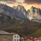 Posada de Valdeón, en plena cordillera Cantábrica, combina tradición rural y paisajes espectaculares a los pies de los Picos de Europa.