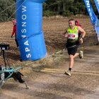 Carlos Miguel junto a su perro Saurón en plena carrera.