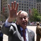 José Antonio Kast saluda a su salida del Palacio de la Moneda ayer, Santiago de Chile.