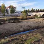 Ribera del Torío en Puente Castro, sin árboles