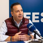 El candidato de Vox a la Presidencia de la Junta, Óscar Fernández Calle, dice que aspira a traer el cambio que la popular María Guardiola "robó" a los extremeños, en su opinión, lo cual está "en su mano" -en alusión al PP- si acepta las propuestas de su formación, "exactamente" las mismas que ha aceptado en Comunidad Valenciana, Murcia o Baleares. EFE/ Jero Morales.